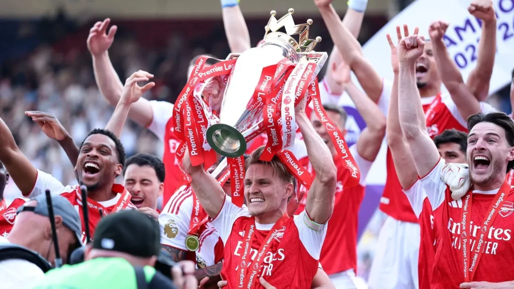 Arsenal lift Premier League trophy after beating Palace Arsenal players celebrate lifting the Premier League trophy after beating Crystal Palace 2-1