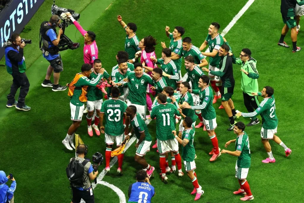 Mexico players celebrate after beating Ecuador 2-0 to reach World Cup Round of 16 at Azteca.